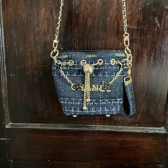 Chanel GWP Dark Blue and Gold Shoulder Makeup Bag - Picture 11 of 15